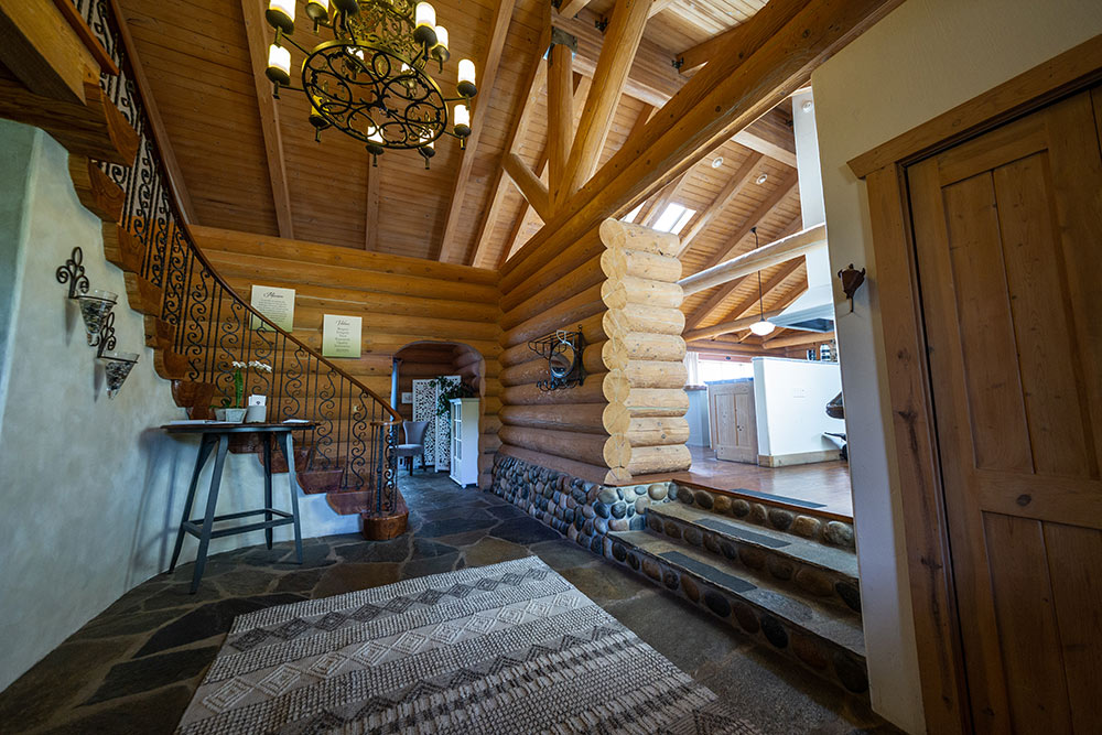 The Meadows Malibu - Foyer lower cabin